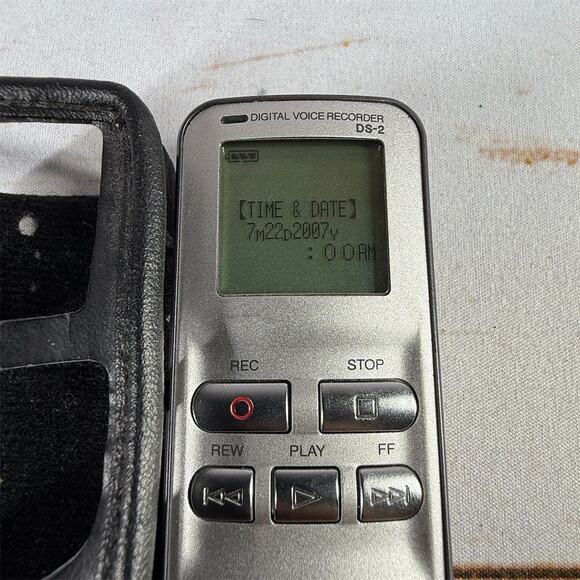 Olympus DS-2 Silver Digital Voice Recorder 64MB LCD Display 3.5mm Jack - Picture 2 of 7